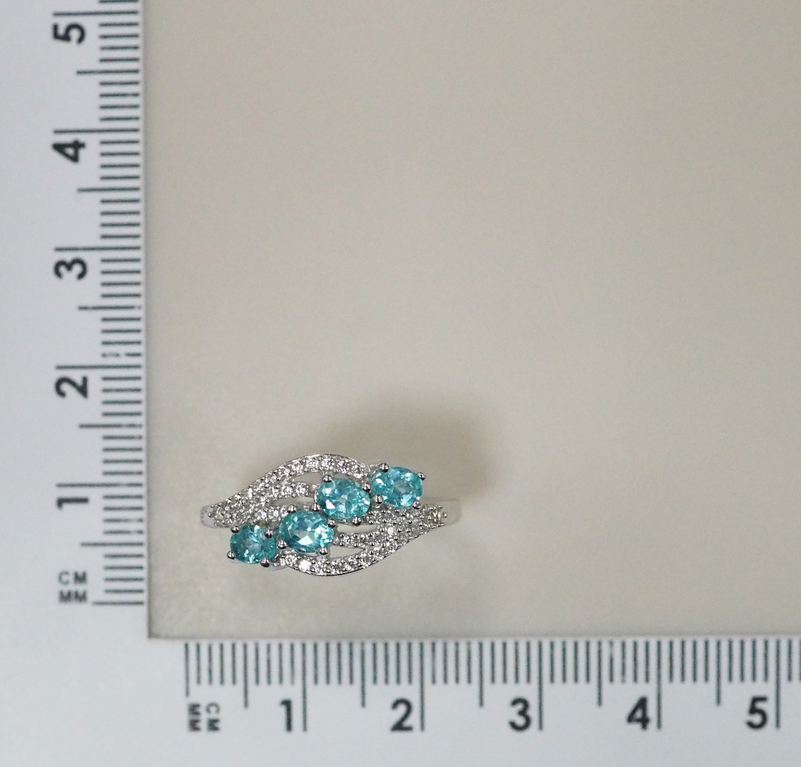 Серебряное кольцо с апатитами